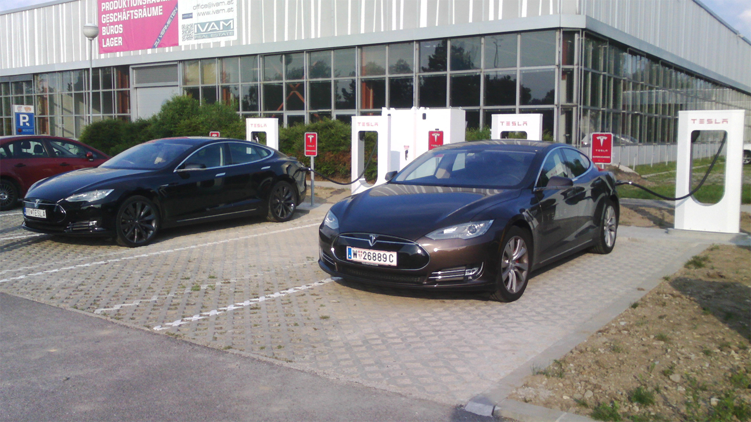 Na obrázku také Tesla se slovenskou poznávací značkou